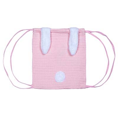 Sac à dos lapin pour enfant en coton nid d’abeille. Couleur rose blush et dimensions 27x30cm. Vendu par Rêves de Fil.