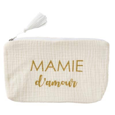 Trousse cadeau zippée "Mamie d'amour" en gaze de coton, couleur ivoire. Dimensions 25 x 15 cm. Vendu par Rêves de Fil.