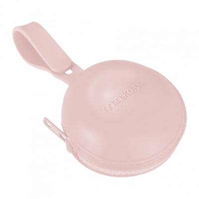 Étui zippé en forme de macaron pour sucette en silicone, couleur rose poudré. Vendu par Rêves de Fil.