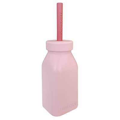 Bouteille d’apprentissage en silicone alimentaire avec paille, couleur rose poudré. Vendu par Rêves de Fil.