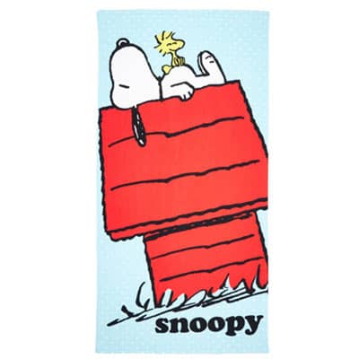 Serviette de bain ou de plage snoopy personnalisable, vendu par rêves de fil.