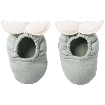 Chaussons bébé tout doux avec ailes d'ange couleur vert de gris et écru, vendu par Rêves de fil.