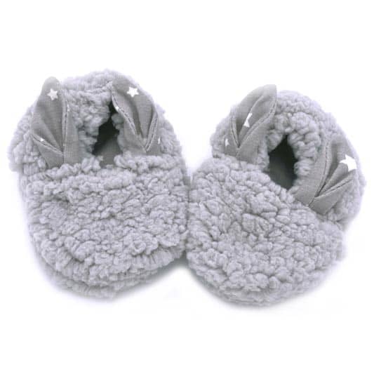 Chaussons lapin en sherpa gris assorti avec bonnet shapka lapin vendu par rêves de fil